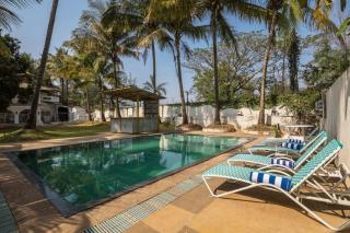 StayVista's Casa Blanca - Modern elegance with a pool, spacious lawn & diverse activities - Karjat - 9