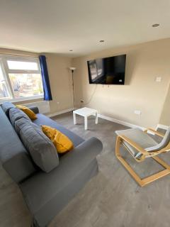 STUNNING 1 BEDROOM FLAT IN WOOD GREEN - 3