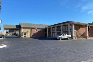 Super 8 by Wyndham Covington - Covington - 8