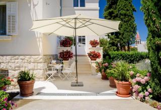 PALACE SCHÖN MILESI - esense of prestige - private pool - free parking - old money style luxury rooms - walking distance to the old town, the beach and all amenities - BURALUX properties - Split - 3