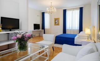 PALACE SCHÖN MILESI - esense of prestige - private pool - free parking - old money style luxury rooms - walking distance to the old town, the beach and all amenities - BURALUX properties - Split - 8