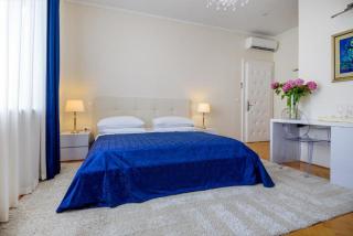 PALACE SCHÖN MILESI - esense of prestige - private pool - free parking - old money style luxury rooms - walking distance to the old town, the beach and all amenities - BURALUX properties - Split - 4