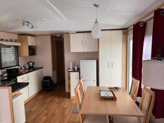Caravan by the sea,2 bed, sleeps 4,Dorset coast in New Forest On site entertainment and leisure complex available for extra - Milford on Sea - 4