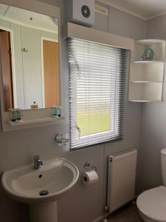 Caravan by the sea,2 bed, sleeps 4,Dorset coast in New Forest On site entertainment and leisure complex available for extra - Milford on Sea - 3