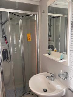 Caravan by the sea,2 bed, sleeps 4,Dorset coast in New Forest On site entertainment and leisure complex available for extra - Milford on Sea - 2