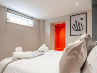 Luxurious Retreat with Workspace - Pass the Keys - 9
