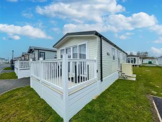 8 Berth Caravan With Decking And Wifi At Broadland Sands Park Ref 20064Cf - Hopton on Sea - 9