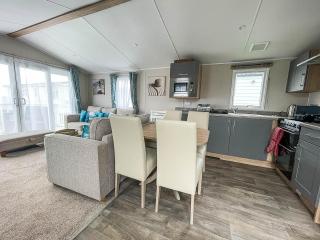 8 Berth Caravan With Decking And Wifi At Broadland Sands Park Ref 20064Cf - Hopton on Sea - 6