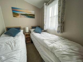 8 Berth Caravan With Decking And Wifi At Broadland Sands Park Ref 20064Cf - Hopton on Sea - 3