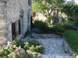 La Fenice - Beautifully restored property with heated pool in small village - Montjustin - 2