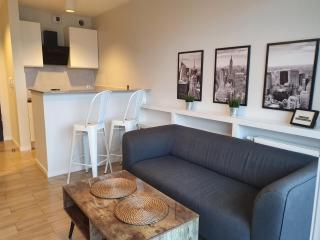 APARTAMENT WŚRÓD 1000cy ŚWIATEŁ - z parkingiem w hali garażowej- duży balkon z leżakami - piekny widok nocą na panoramę Tysiaclecia - Katowice - 4