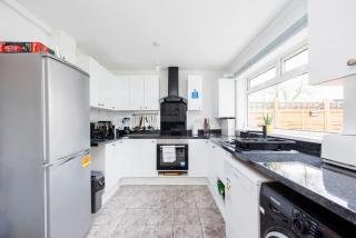Stunning 2 Bed House with Parking in Dagenham - Goodmayes - 2