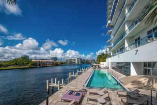 Luxury Condo with Jacuzzi and Amenities - Hollywood - 3