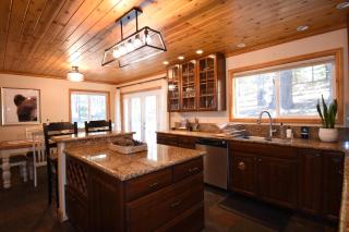 High Sierra Escape - Cozy, Spacious Mountain Home - 3