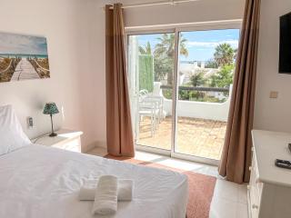 Lovely Apartment in Albufeira 2BD 250m Beach Ocean view and AC Wi-Fi Pool - Albufeira - 1
