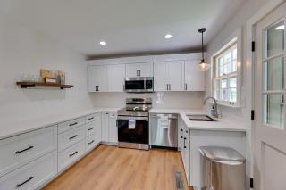 Cozy Cottage with Fireplace and Private Yard - Winchester - 5