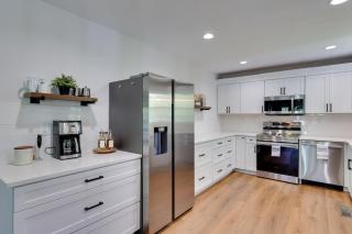 Cozy Cottage with Fireplace and Private Yard - Winchester - 3