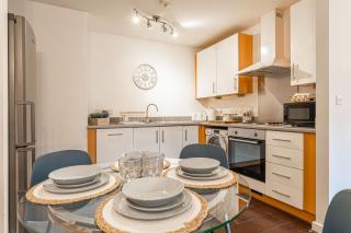 CITY CENTRE FLAT Ideal For Contractors, Families & Relocators - Disable People Welcome - Free Parking, Fast Wifi, Smart TV And 2 Bathrooms, 7min walk from Train Station! - 2