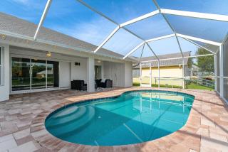 Gulf Access, Pool, Ping Pong & pool table, boat dock, sleeps 8-Cape Coral Seashells - Cape Coral - 6