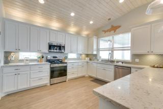 Luxe Home with Deck in Crystal Beach! - Stingaree - 8