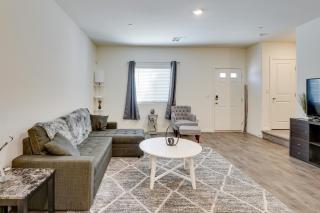 Inviting Henderson Townhome with Community Pool! - Las Vegas - 5