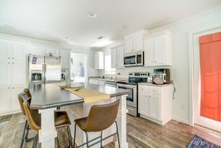 Charleston Home w/ Porch - 3 Mi to Folly Beach! - 2
