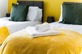 SPECIAL RATE FOR BOOKINGS MORE THAN 7 NIGHTS, WARM SPACIOUS CONTRACTOR HOUSE NEAR LIVERPOOL CITY CENTRE SLEEPS 8 kitchen & dining room, washing machine - Liverpool - 8