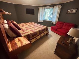 Cabin with Treehouse Views, 3 King Beds, 4 Bunks, and Large Hot Tub! - Gatlinburg - 4