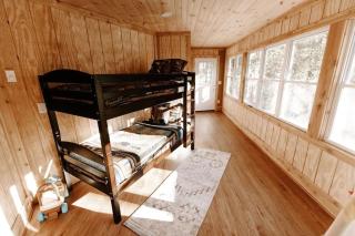 Cabin with Treehouse Views, 3 King Beds, 4 Bunks, and Large Hot Tub! - Gatlinburg - 3