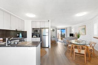 Modern 2BR Beachside Apartment - Kings Beach - Caloundra - 8