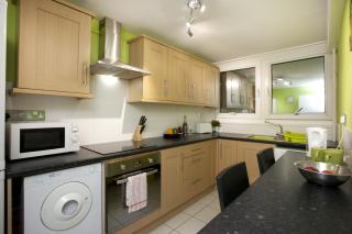 City Centre 7 Bedrooms Apartment in Huntingdon Street by Victoria Centre Shopping Centre - Your own 7 Bedrooms Apartment with 3 Bathrooms - Full Kitchen and Snooker Room - Parking for Cars or Vans at five pounds a day - ideal for Contractors - Nottingham - 2