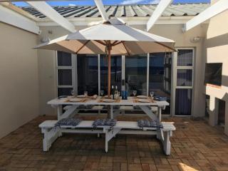 La Mer, a beautiful beachfront home in Sandbaai - 8