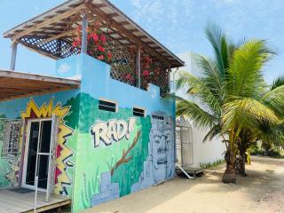 Crash Pad Adventure Hostel - Hopkins - 0