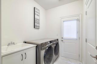 Masterfully Designed Private Suite - Bradford - 7