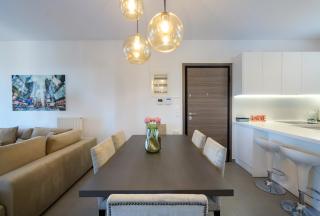 Stylish 2BR flat with stunning views & prv parking - Atene - 1