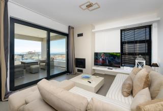 Stylish 2BR flat with stunning views & prv parking - Atene - 0