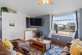 Stylish 5 BR- LG Fenced Backyard and Playground - 8