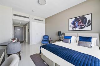 VayK - Chic Hotel-Style Studio in Damac Hills - Dubai - 9