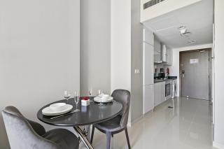 VayK - Chic Hotel-Style Studio in Damac Hills - Dubai - 5