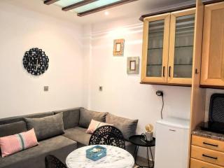 Comfy & Lightful Apartment close to Athens Center - 4