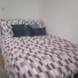 Self-contained flat on the 2nd floor you will share with one other guest, in a family house 2 minutes walk from TUFNELL PARK STATION 2nd floor with stairs - 4