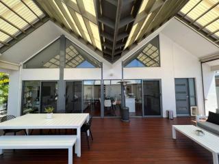 Stylish 3BR home with outdoor entertaining - Oaklands - 0