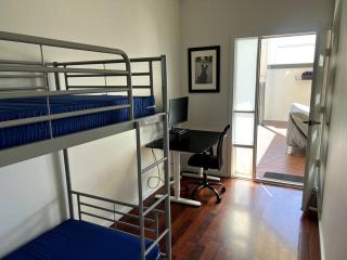 Stylish 3BR home with outdoor entertaining - Oaklands - 7