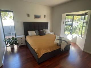 Stylish 3BR home with outdoor entertaining - Oaklands - 4