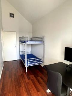 Stylish 3BR home with outdoor entertaining - Oaklands - 1