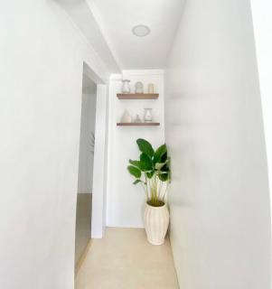 NEW Modern Suite near Airport & Beach - 3