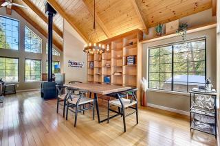 Private Ski, Lake & Golf Chalet! Walk to Lake - Tahoe Vista - 8
