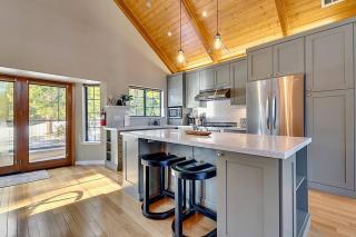 Private Ski, Lake & Golf Chalet! Walk to Lake - Tahoe Vista - 4