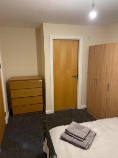 Spacious, Sleeps 14, 3 bathrooms, Central, Parking, Grimsby - Grimsby - 2