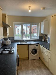 Spacious, Sleeps 14, 3 bathrooms, Central, Parking, Grimsby - Grimsby - 3